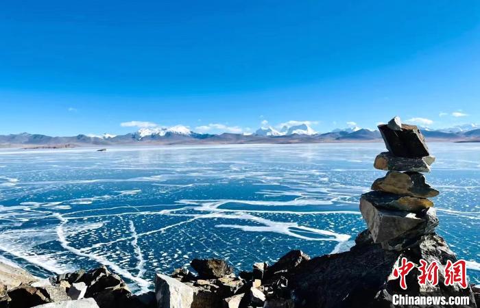圖為普瑪江塘鄉(xiāng)境內(nèi)的雪山、冰湖美景?！±丝ㄗ涌h網(wǎng)信辦供圖