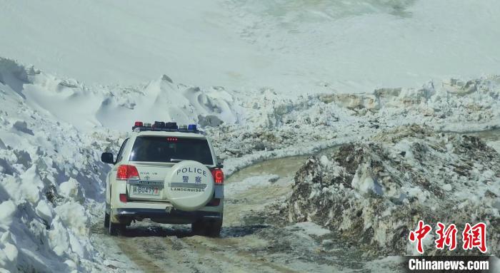 圖為邊壩縣降雪時夏貢拉山段路況?！∵厜慰h融媒體中心供圖