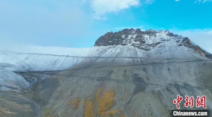 圖為邊壩縣降雪時夏貢拉山段路況。　邊壩縣融媒體中心供圖