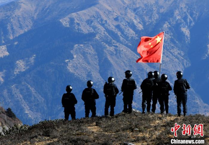 1月6日，移民警察在執(zhí)勤?！±盍?攝