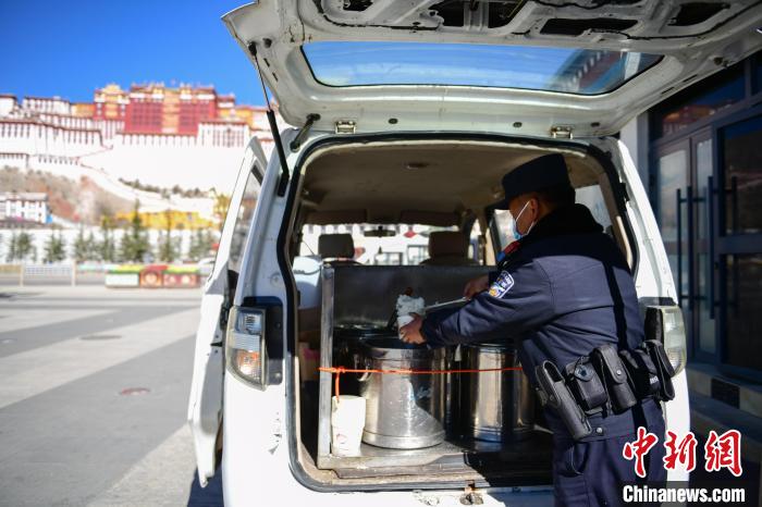 圖為1月23日，布達(dá)拉宮廣場派出所民警正在打午飯?！∝暩聛硭?攝