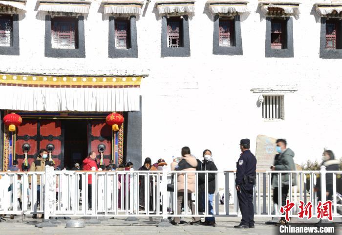 圖為1月23日，布達(dá)拉宮廣場派出所民警正在引導(dǎo)游客?！∝暩聛硭?攝