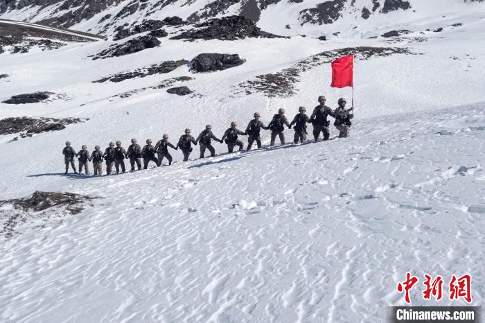 春節(jié)期間，西藏軍區(qū)山南軍分區(qū)某邊防團官兵踏雪巡邊。　旦增晉美 攝