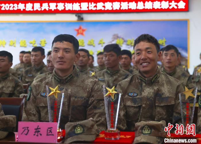 表彰大會上，獲獎選手開心瞬間?！敲衫?攝