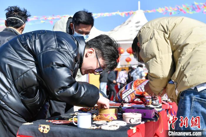 圖為展銷會現(xiàn)場。　貢嘎來松 攝