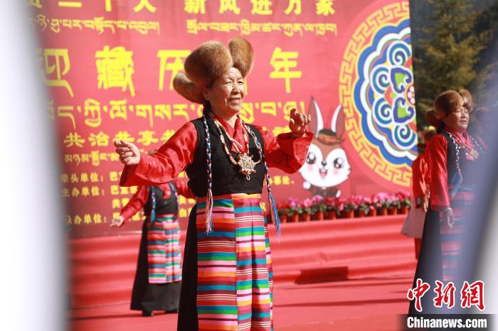 圖為藏歷新年活動現(xiàn)場?！埩?攝