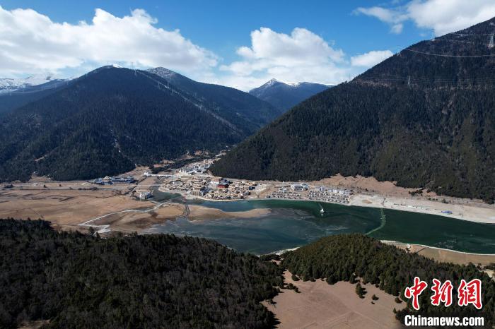 2月17日，西藏林芝魯朗小鎮(zhèn)。(無(wú)人機(jī)照片) 李林 攝