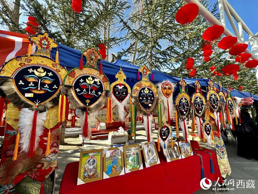 充滿(mǎn)藏元素的年貨節(jié)現(xiàn)場(chǎng)。人民網(wǎng) 次仁羅布攝