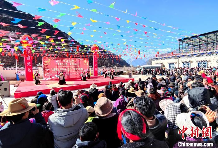 文藝活動(dòng)全景?！∶⒖悼h委宣傳部供圖