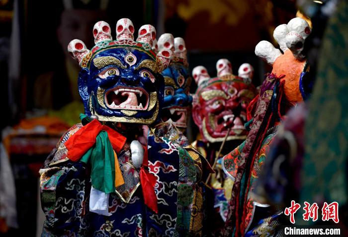 2月19日，楚布寺僧人們佩戴面具準(zhǔn)備參加跳神活動(dòng)?！±盍?攝