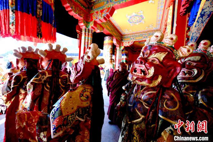 2月19日，楚布寺僧人們佩戴面具準(zhǔn)備參加跳神活動(dòng)?！±盍?攝