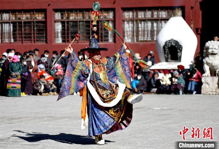 2月19日，楚布寺僧人參加跳神活動(dòng)?！±盍?攝