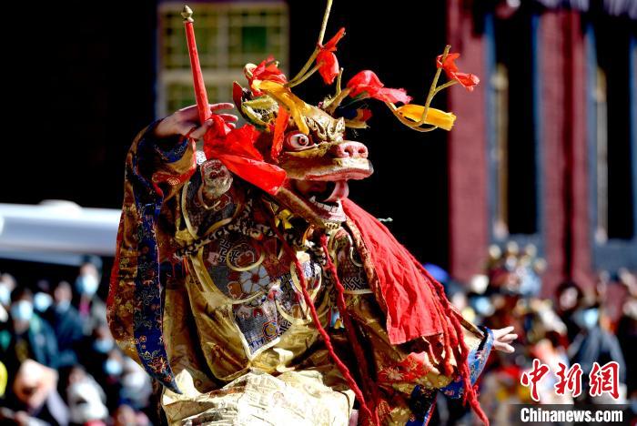 2月19日，楚布寺僧人佩戴面具參加跳神活動(dòng)?！±盍?攝