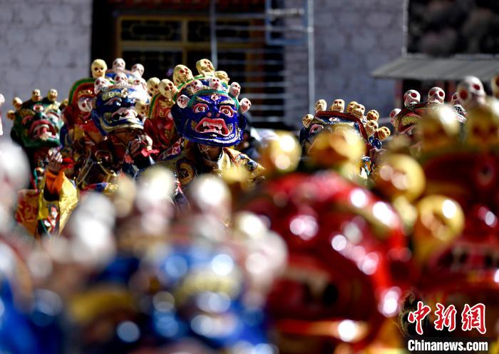 2月19日，楚布寺僧人們佩戴面具參加跳神活動(dòng)?！±盍?攝