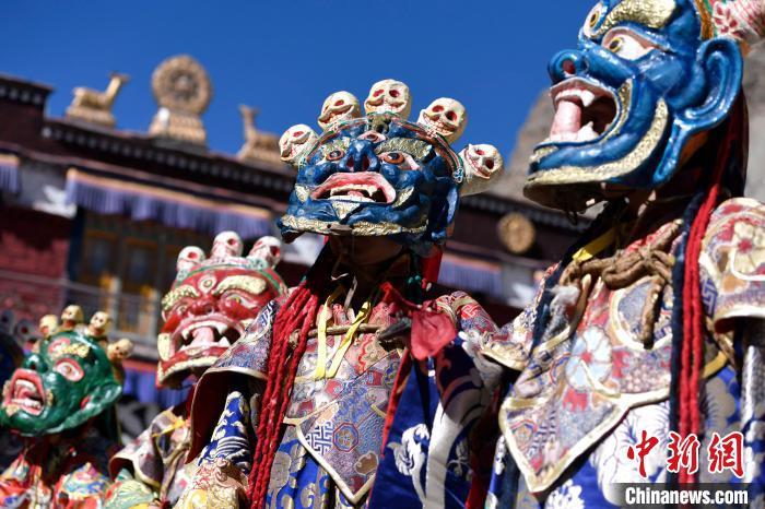 2月19日，楚布寺僧人們佩戴面具參加跳神活動(dòng)?！±盍?攝