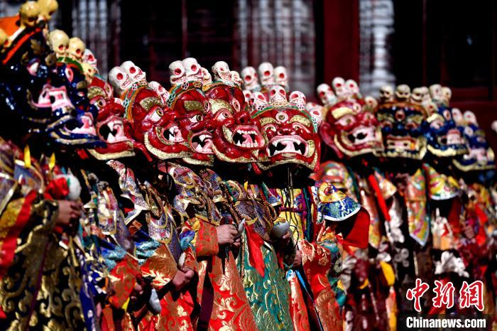 2月19日，楚布寺僧人們佩戴面具參加跳神活動(dòng)。　李林 攝