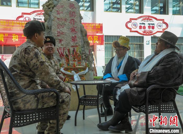 圖為阿里軍分區(qū)某邊防團(tuán)官兵與駐地群眾拉家常?！詵| 攝