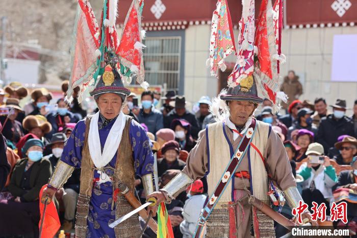 圖為兩位藝人表演瓊結(jié)“果孜”舞?！愔闈扇?攝