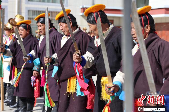 圖為藝人們手持藏刀表演加麻百·甲江?！愔闈扇?攝
