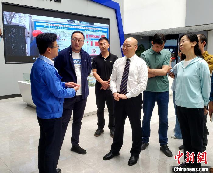 圖為全國政協(xié)委員、農(nóng)工黨青海省委主委王昆(中)在企業(yè)調(diào)研。　郭滿福 供圖