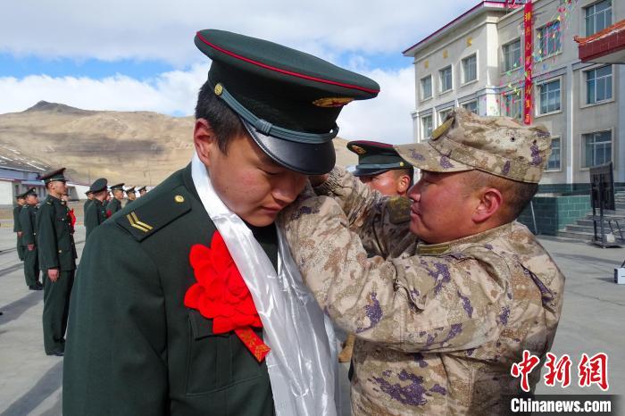 卸下軍銜等標(biāo)識(shí)?！⒖≥x 攝