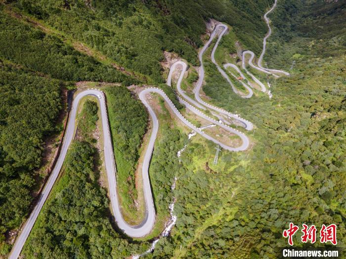 圖為西藏山南錯(cuò)那縣的盤山公路，錯(cuò)那縣被命名為全國(guó)“四好農(nóng)村路”示范縣?！〗w波 攝