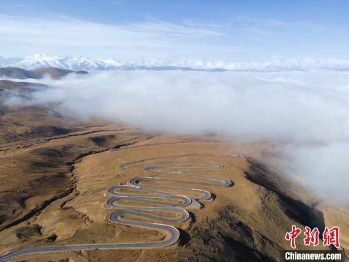 圖為西藏定日縣，前往珠穆朗瑪峰大本營(yíng)蜿蜒的公路與云海。　江飛波 攝