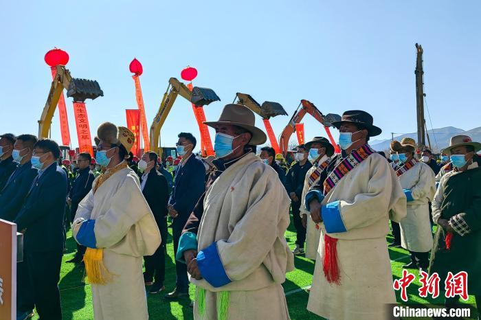 各方代表參加集中開(kāi)復(fù)工儀式。　尼瑪卓嘎 攝