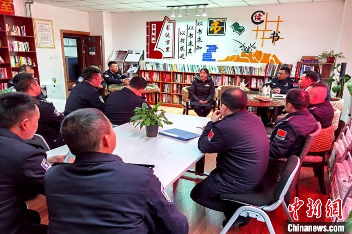 圖為亞東出入境邊防檢查站民警與銀行業(yè)務人員進行金融知識深入交流?！『?攝