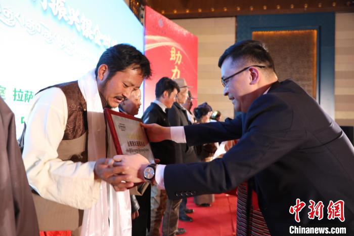 圖為拉薩市銀企對(duì)接洽談會(huì)現(xiàn)場?！「裆愔?攝