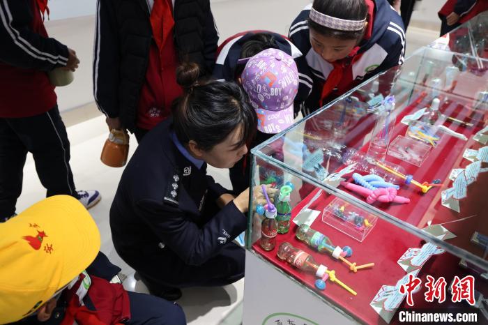 圖為亞東邊檢站民警為駐地小學生開展禁毒教育。　胡利媛 攝
