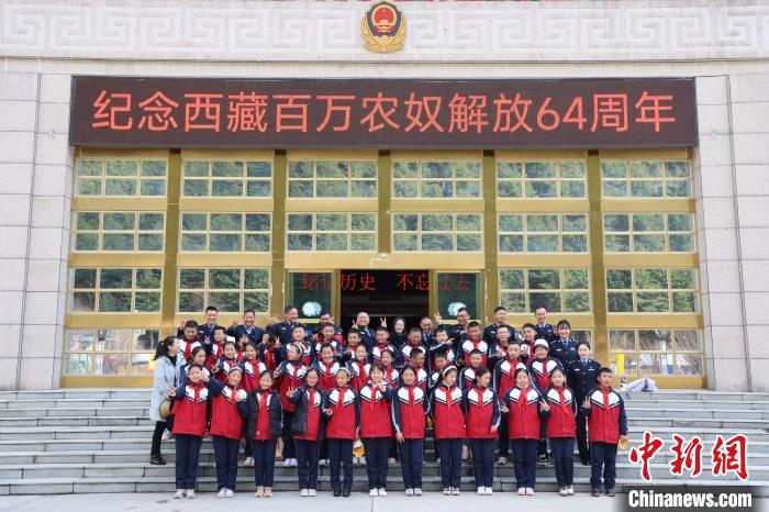 圖為亞東邊檢站民警代表與駐地小學師生代表合影留念?！『?攝