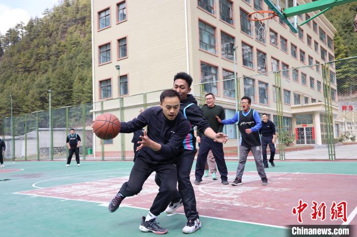 圖為亞東邊檢站民警與駐地農業(yè)銀行代表開展籃球友誼賽。　胡利媛 攝