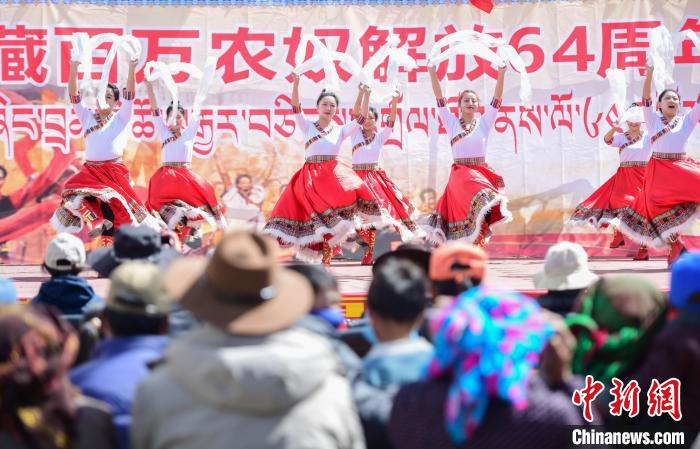 圖為墨竹工卡縣龍珠崗村，文藝演出現(xiàn)場(chǎng)。　貢嘎來松 攝