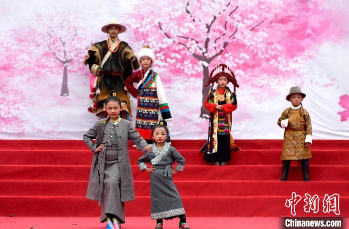 3月28日，西藏林芝第二十屆桃花旅游文化節(jié)開幕式上的文藝表演?！±盍?攝