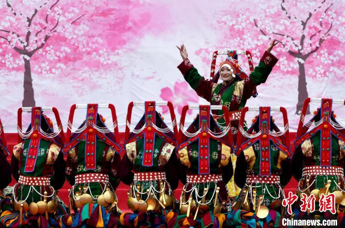 3月28日，西藏林芝第二十屆桃花旅游文化節(jié)開幕式上的文藝表演?！±盍?攝