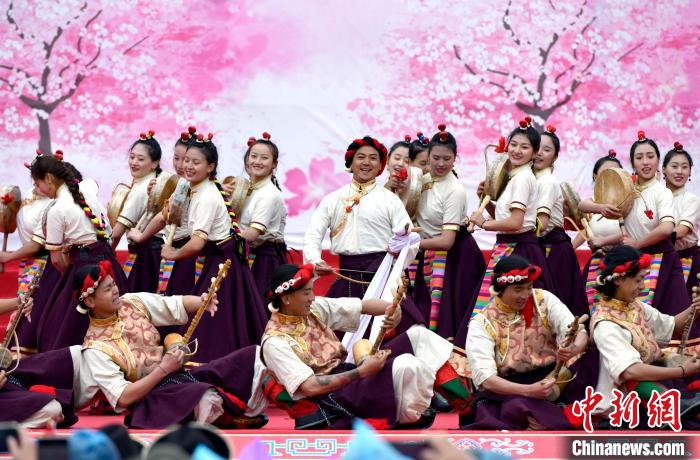 3月28日，西藏林芝第二十屆桃花旅游文化節(jié)開幕式上的文藝表演?！±盍?攝
