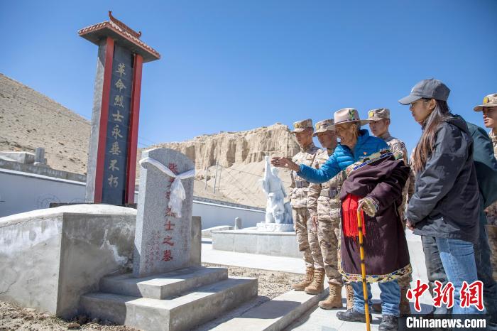 圖為在西藏阿里地區(qū)札達(dá)縣烈士陵園，82歲的次仁南杰老人為軍民代表講述新舊西藏的變化?！詵| 攝