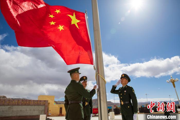 圖為在西藏阿里地區(qū)札達(dá)縣，軍民共同舉行升國(guó)旗儀式，慶祝西藏百萬(wàn)農(nóng)奴解放紀(jì)念日?！詵| 攝