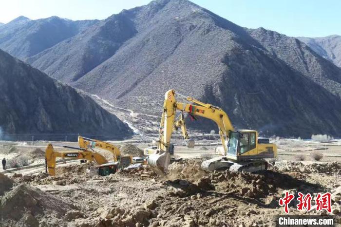 圖為高標準農田建設施工現(xiàn)場?！「裆愔?攝