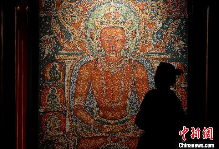 3月31日，觀眾欣賞展覽中的作品?！±盍?攝