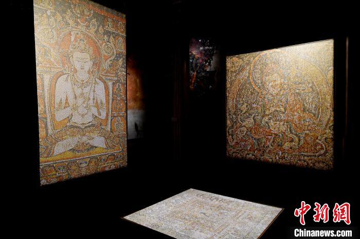 3月31日，觀眾欣賞展覽中的作品?！±盍?攝