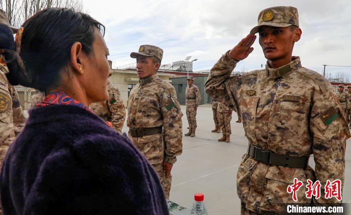 圖為列兵扎西加央向母親敬禮?！詵| 攝