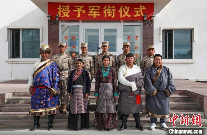 圖為列兵代表與親人合影留念?！詵| 攝