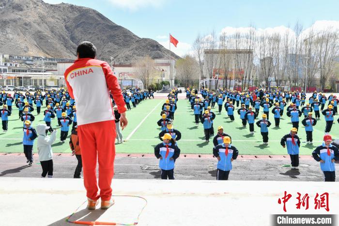 圖為學(xué)生在跳繩教練齊景龍的指導(dǎo)下做準(zhǔn)備運(yùn)動(dòng)?！∝暩聛硭?攝