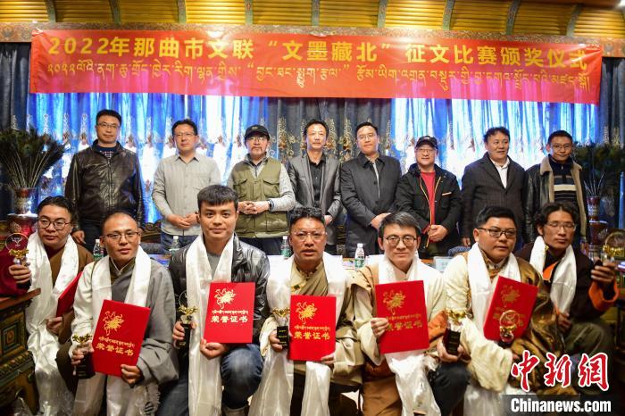 圖為獲獎(jiǎng)人員合影留念?！∝暩聛?lái)松 攝