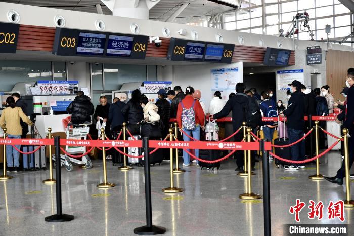圖為旅客辦理登機手續(xù)?！≈芎?攝