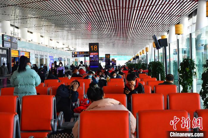 圖為旅客在機場候機室等待登機?！≈芎?攝