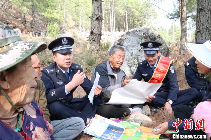 圖為竹瓦根邊境派出所民警為轄區(qū)群眾宣講森林防火常識(shí)?！≈裢吒吘撑沙鏊?供圖