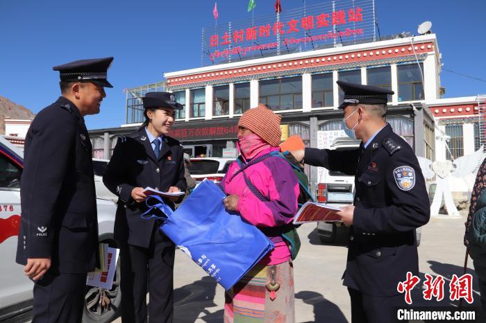 圖為日土邊境派出所民警在選轄區(qū)宣講國(guó)家安全知識(shí)?！∪尾?攝